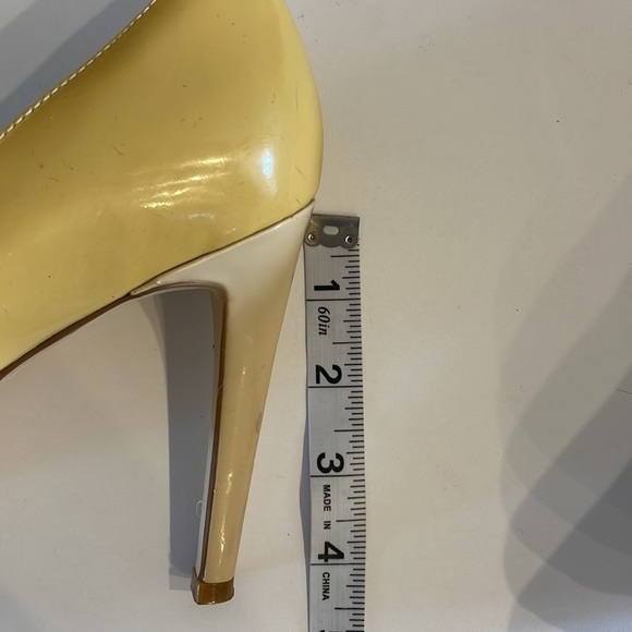 BCBGeneration women’s light yellow patent slight round toe pumps platform 9B - Picture 8 of 12